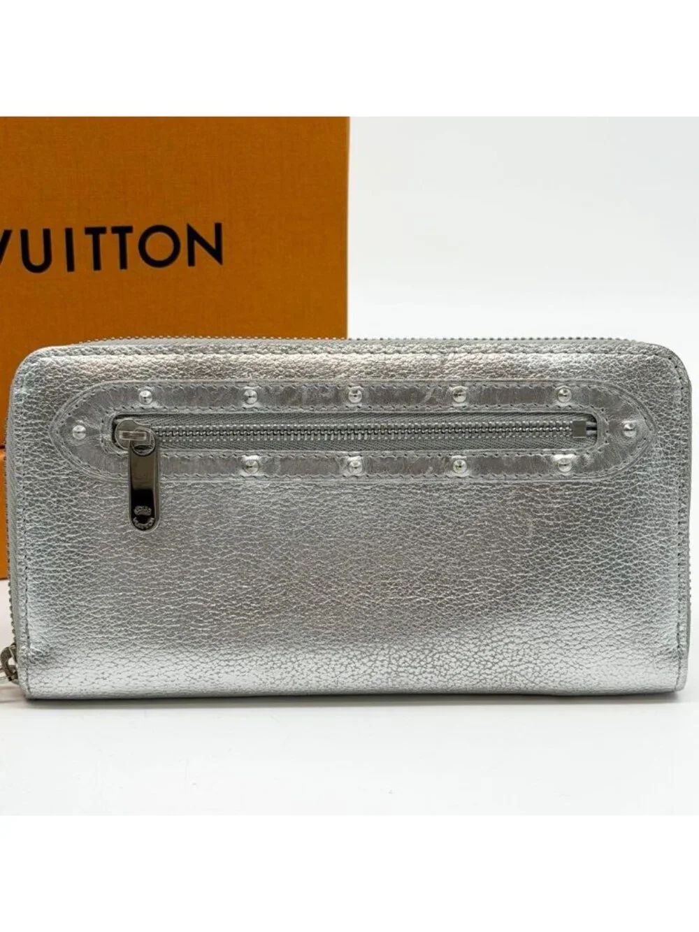 Louis Vuitton Limited Edition Zippy Wallet Suhali Silver Round